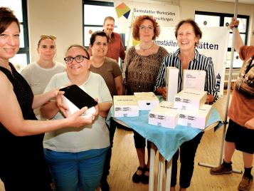 Digitalstadt Darmstadt rüstet Eigenbetrieb Darmstädter Werkstätten und Wohneinrichtungen mit zwölf Tablets aus 
