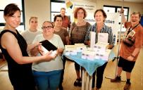 Sozialdezernentin Barbara Akdeniz (2. v. r.) und Simone Schlosser (1. v. l.), Geschäftsführerin der Digitalstadt Darmstadt GmbH, bei der Übergabe der Tablets © Wissenschaftsstadt Darmstadt