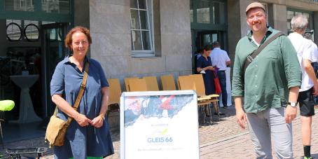 Sozialdezernentin Barbara Akdeniz und Wolfram Cuntz, Betriebsleiter des EDW, bei der Eröffnung der Fahrradwerkstatt am Hauptbahnhof. © Wissenschaftsstadt Darmstadt / Lea Stenger