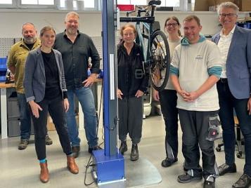 Bürgerstiftung Darmstadt spendet Fahrradwerkstatt „GLEIS 66“ einen neuen Montageständer