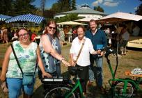 Sozialdezernentin Barbara Akdeniz (re.) mit dem EDW Betriebsleiter Wolfram Cuntz und dem Werkstattrat, vertreten durch Melanie Krichbaum und Angelika Anthes ©Wissenschaftsstadt Darmstadt