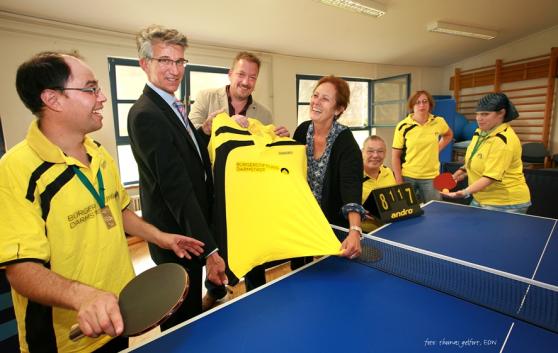 Dr. Markus Hoschek, Vorsitzender der Bürgerstiftung (2. v. links) bei der Spendenübergabe mit Sozialdezernentin, Barbara Akdeniz (4. v. links) und dem Betriebsleiter des Eigenbetriebes EDW, Wolfram Cuntz (3. v. links)