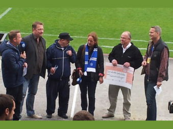 Scheckübergabe mit Darmstadts Sozialdezernentin Barbara Akdeniz (Mitte).  Foto: SV 98